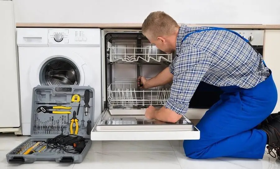 Adapazarı İmmergas servisi teknisyen ekibi beyaz eşya tamiri yaparken